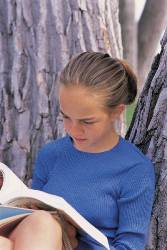 Charlotte Mason homeschool - girl reading at tree